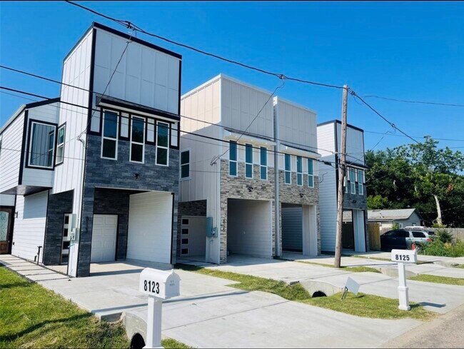 Building Photo - 8131 St Louis St