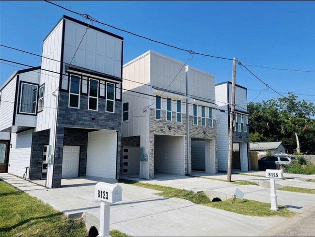 Foto del edificio - 8131 St Louis St