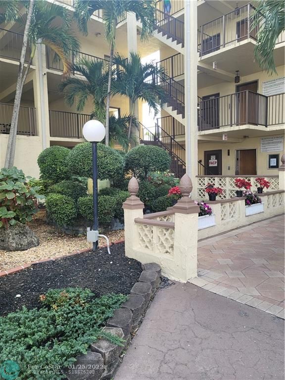 Building Photo - 2831 Somerset Dr