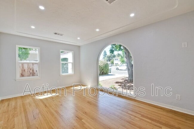Building Photo - 152 S Bayview Ave