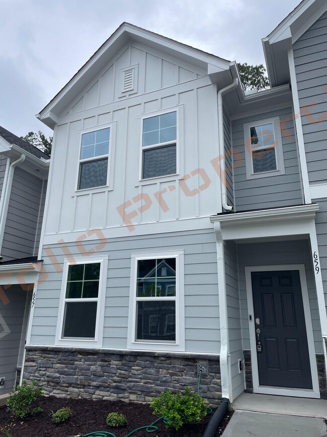 Building Photo - Brand New 2BR/3BA Townhome in Prime Apex L...