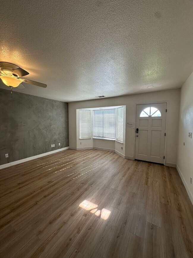 Foto del edificio - Charming Home Rent Ready !