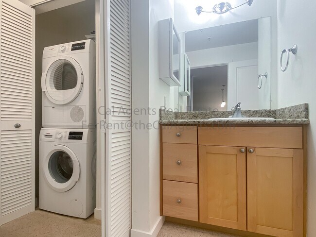 Foto del edificio - 6400 Christie Ave