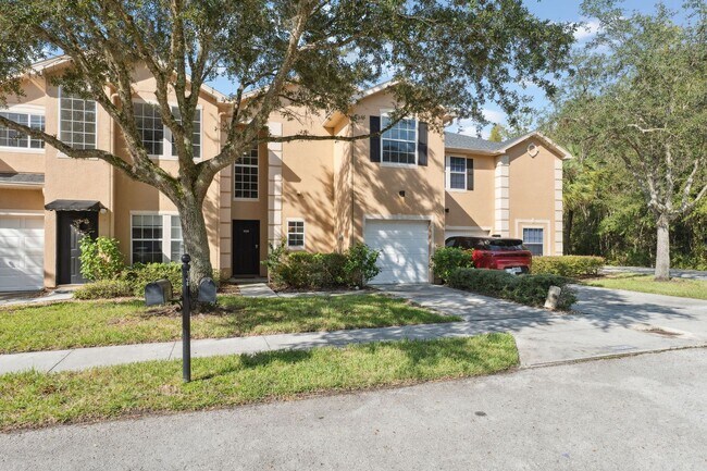 Foto del edificio - Beautiful, spacious 3-bedroom, 2.5-bath to...