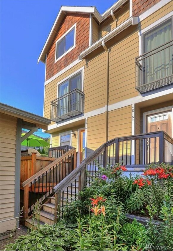 Foto principal - Light and Airy Townhome - Available Feb 15th