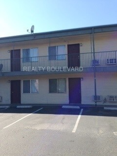 Primary Photo - 175 E Grove St