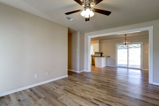 Foto del edificio - 3 Bedroom 1.5 Bathroom Ranch House