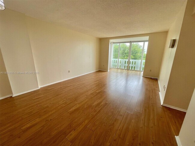 Foto del edificio - 919 Hillcrest Dr