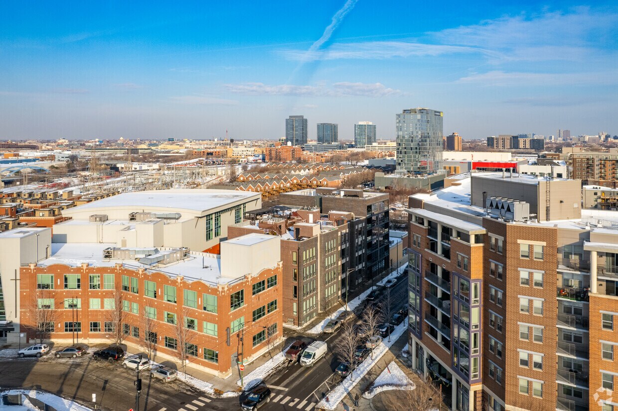 Aerial Photo - 1008 N Larrabee St