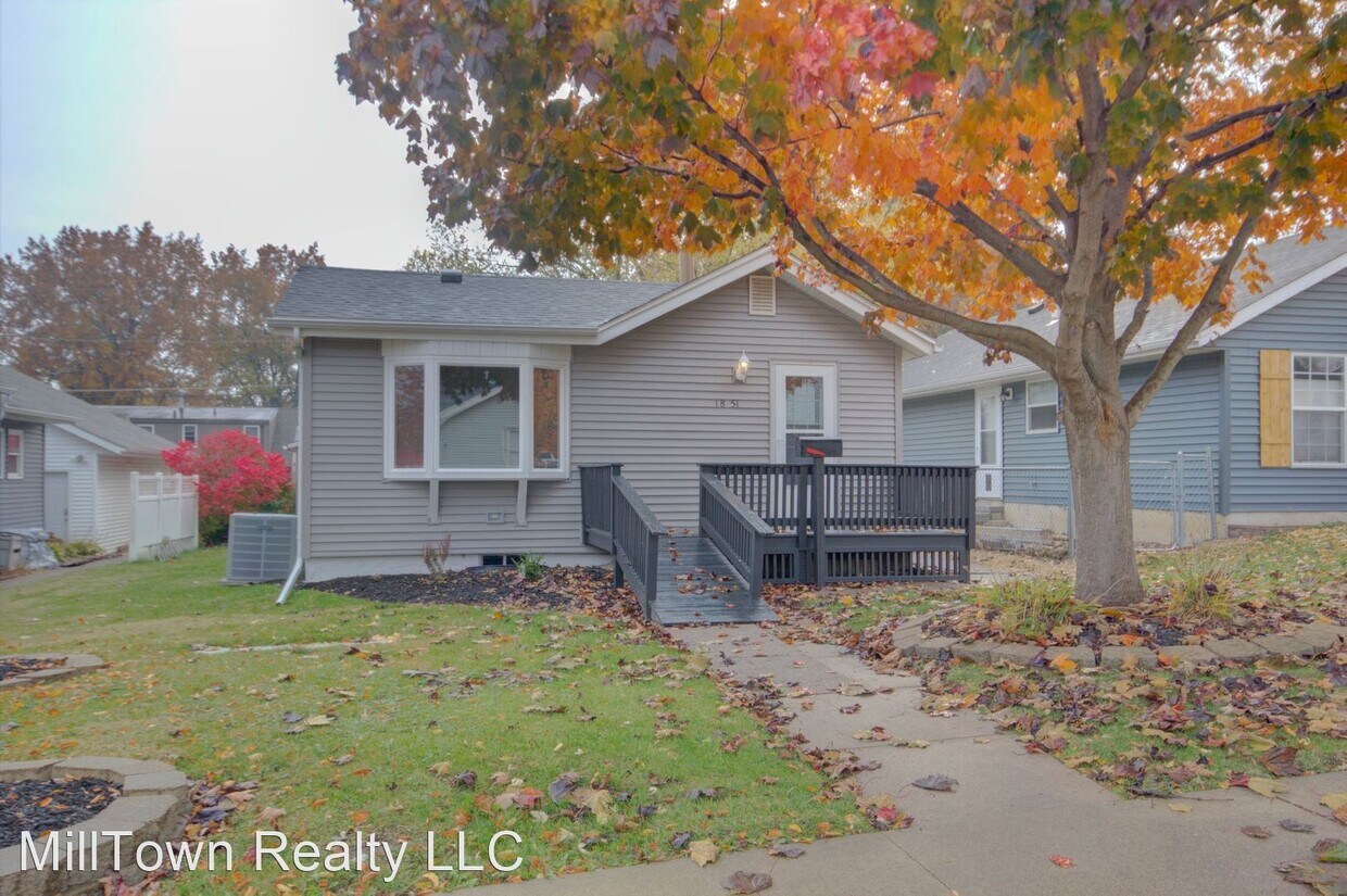 2 br, 1 bath House 1851 Oak St House Rental in Bettendorf, IA