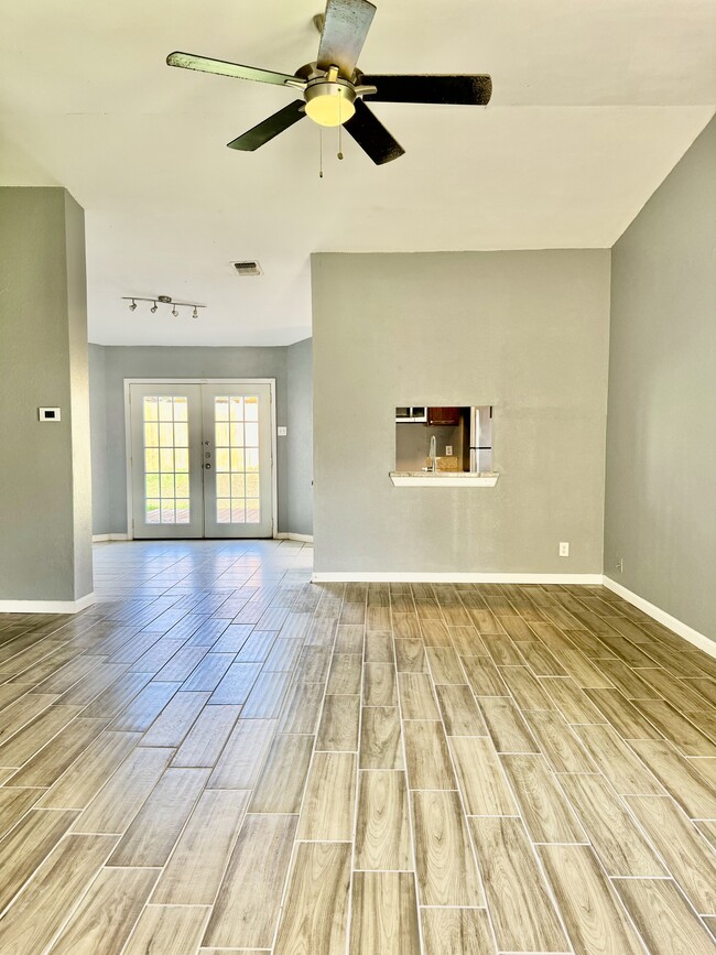 Building Photo - 9115 Valley Bend
