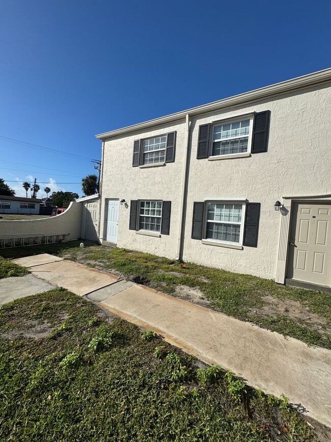 Building Photo - Centrally located in Merritt Island