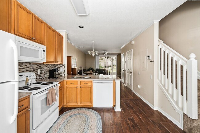 Building Photo - Beautifully Updated 2/2.5 Townhouse in the Heart of Lake Mary