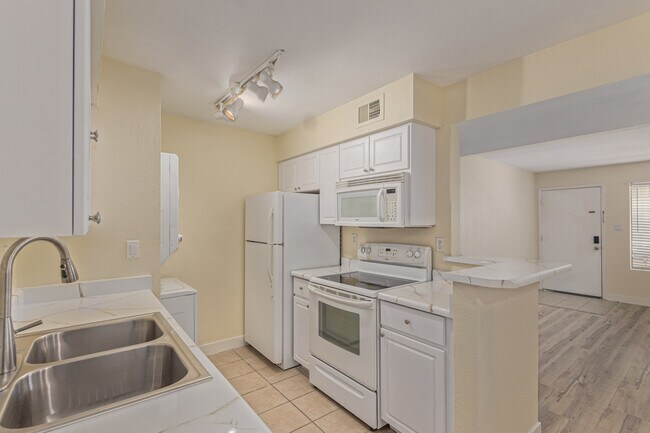 Foto del edificio - 5995 N 78th St