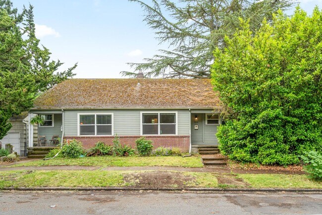 Building Photo - SE Woodward Duplex