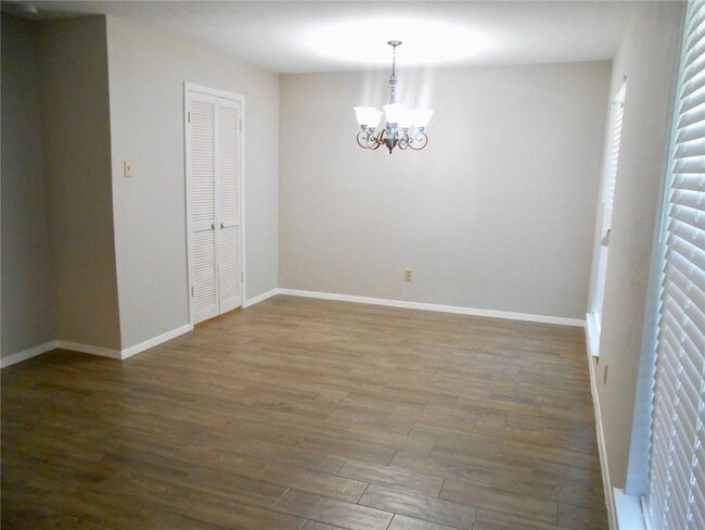Building Photo - 1413 Fernwood Dr