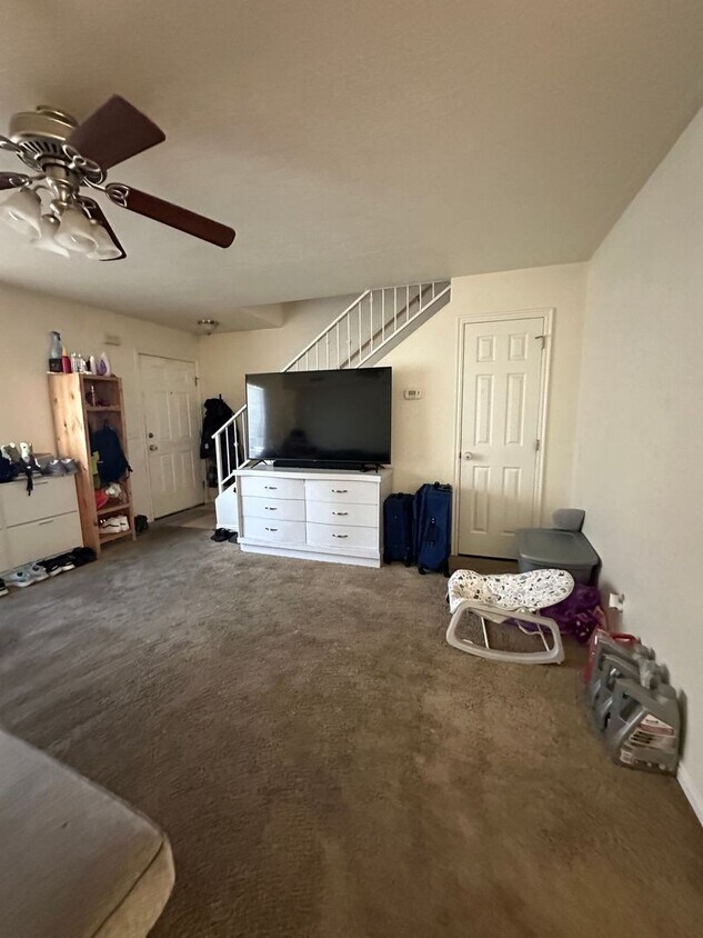 Building Photo - Charming Townhome