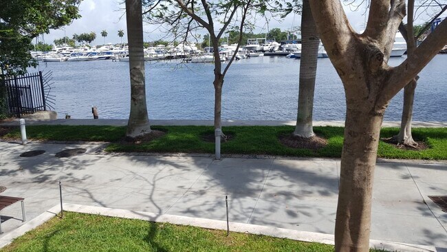 Foto del edificio - 1861 NW S River Dr