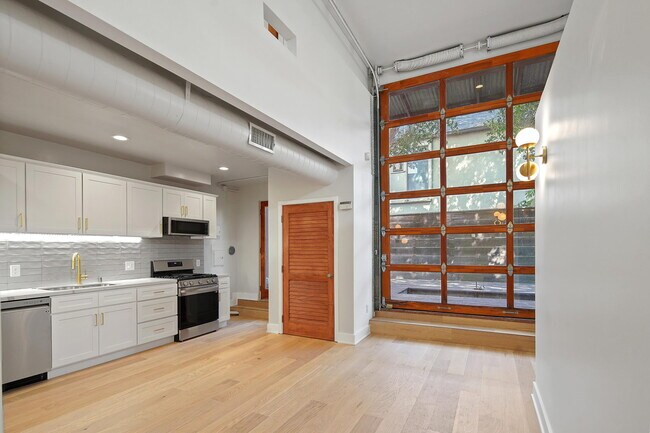 Foto del edificio - 1413 Cloverfield Blvd