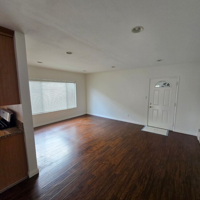 Building Photo - Large Upstairs 3-bedroom Apartment, Minute...