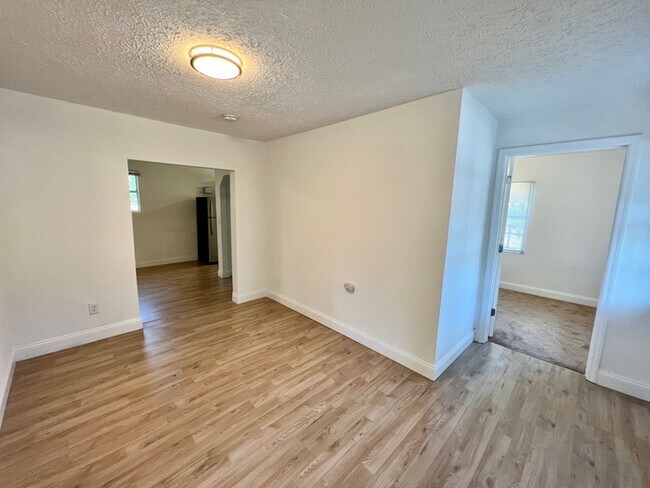 Foto del edificio - 1558 Swift St