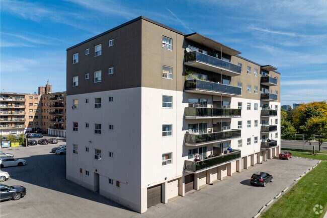 Photo du bâtiment - 4900 Bathurst Street