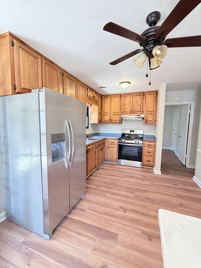 Building Photo - 3 Bedroom, 1.5 bathroom, Mount Carmel Subdivision! $1450 per month