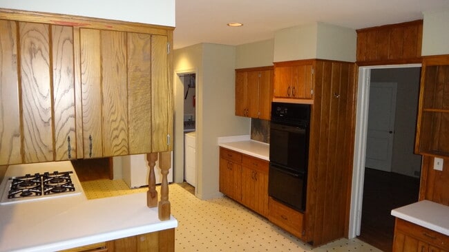 Kitchen - 1010 Courtenay Dr NE