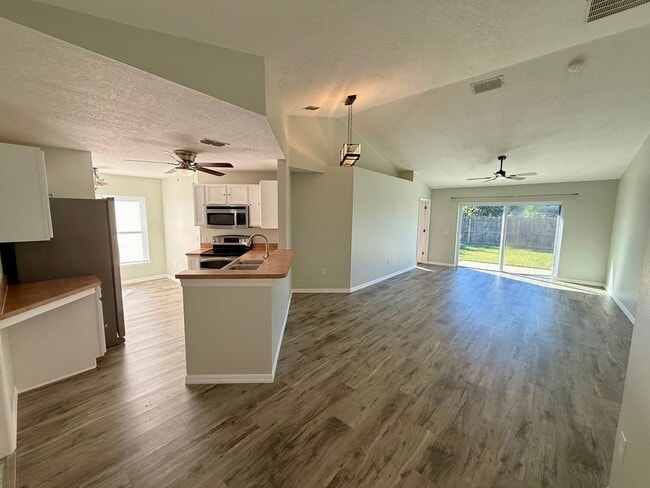 Building Photo - 3/2 Spacious Saint Cloud Home with fenced ...