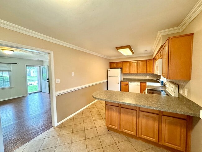 Building Photo - Quaint 3 bedroom/2 bath home