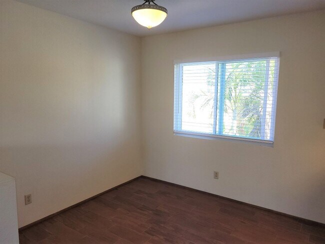 Building Photo - 2 br in Imperial beach