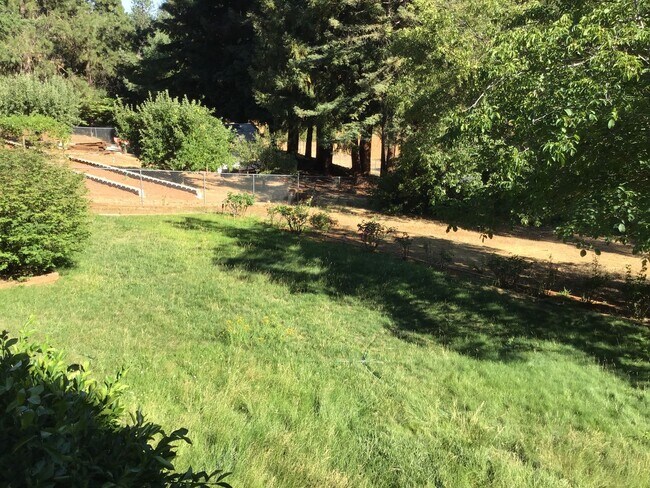 Foto del edificio - Beautifully landscaped three bedroom two b...