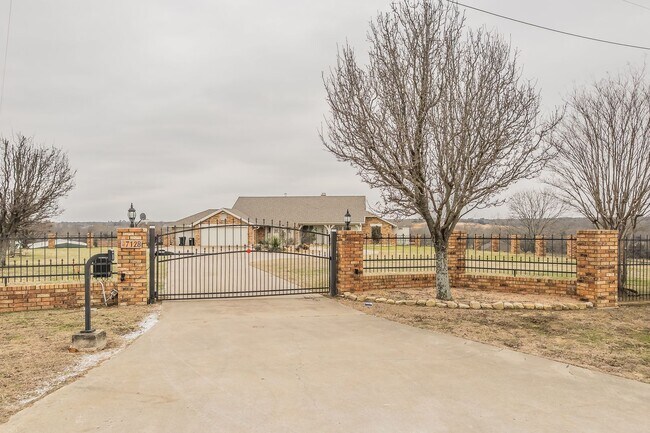 Building Photo - Alvarado Ranch W/ Private Pool & Fenced-In...