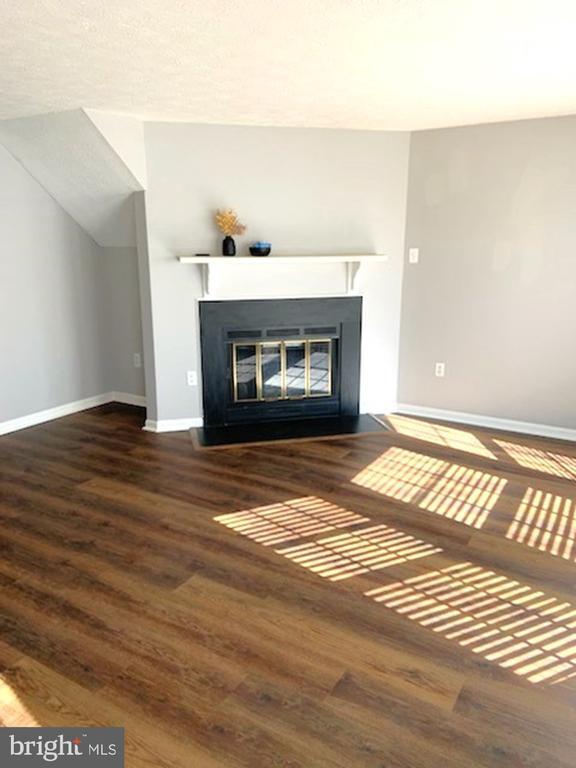 Building Photo - 557 Cascade Way