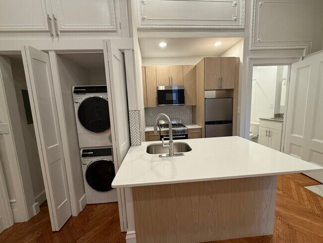 Building Photo - 5 Joy St