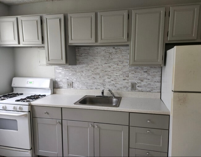 Building Photo - 17 Garden Dr