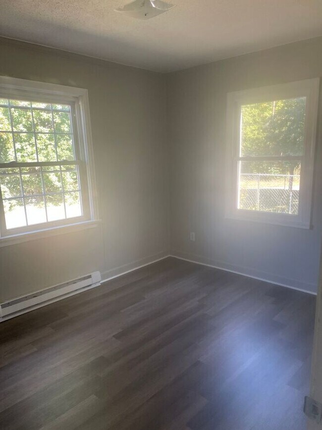 Building Photo - 2 Bedroom House with new flooring