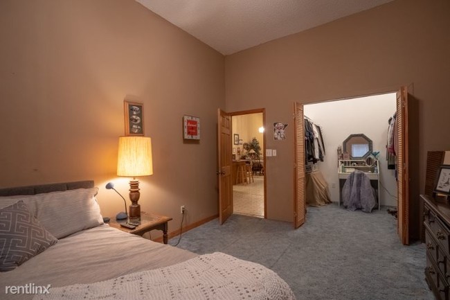 Building Photo - 1 br, 1 bath Apartment - 310 NE Main St.