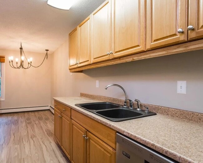 Foto del edificio - 4536 Cedar Lake Rd S