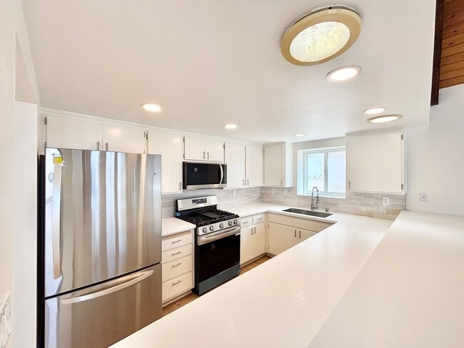 Building Photo - Silver Strand Beach | 4 Bed | 2 Bath | Bea...