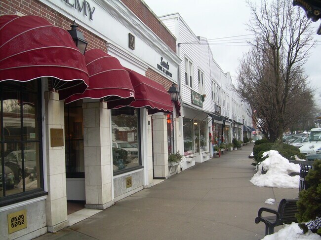 Foto del edificio - 252 Sound Beach Ave