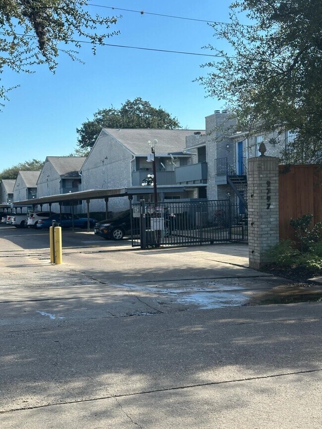 Building Photo - 9797 Leawood Blvd