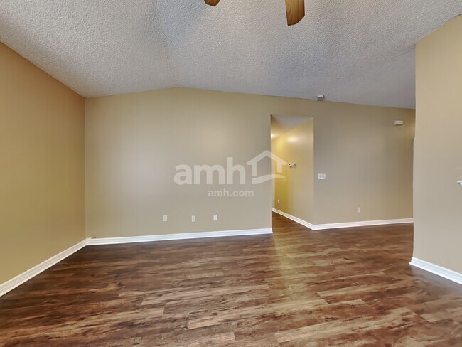 Foto del edificio - 2143 Featherwood Dr W