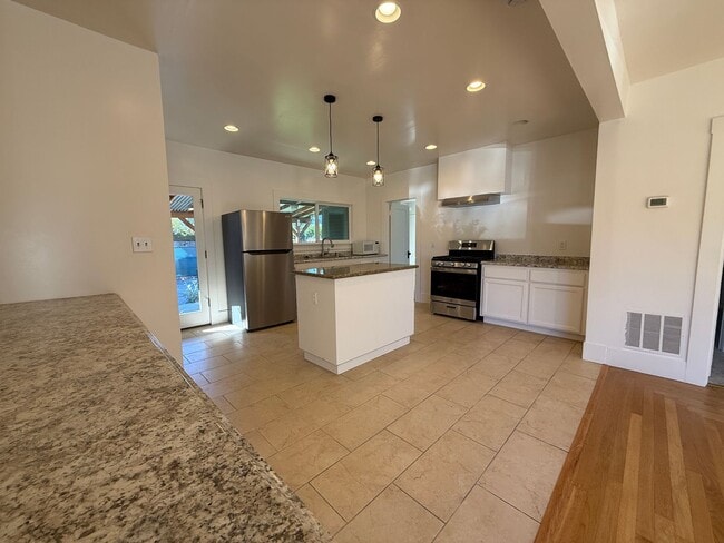 Building Photo - Charming Campbell 3 Bedroom 1 Bath Home with Backyard and Basement