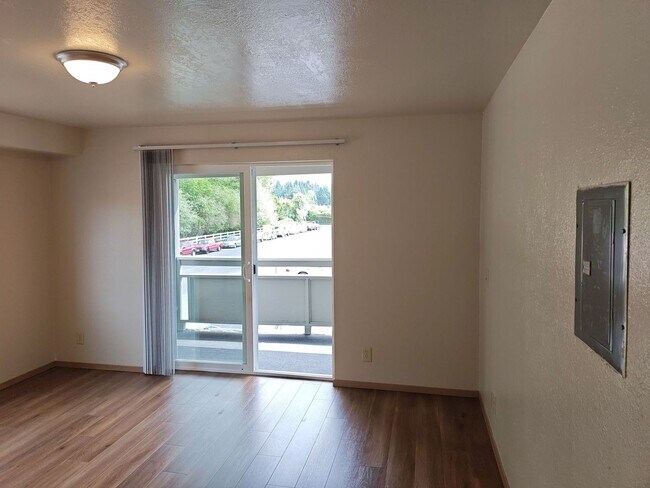 Foto del edificio - 2 bedroom unit with balcony!