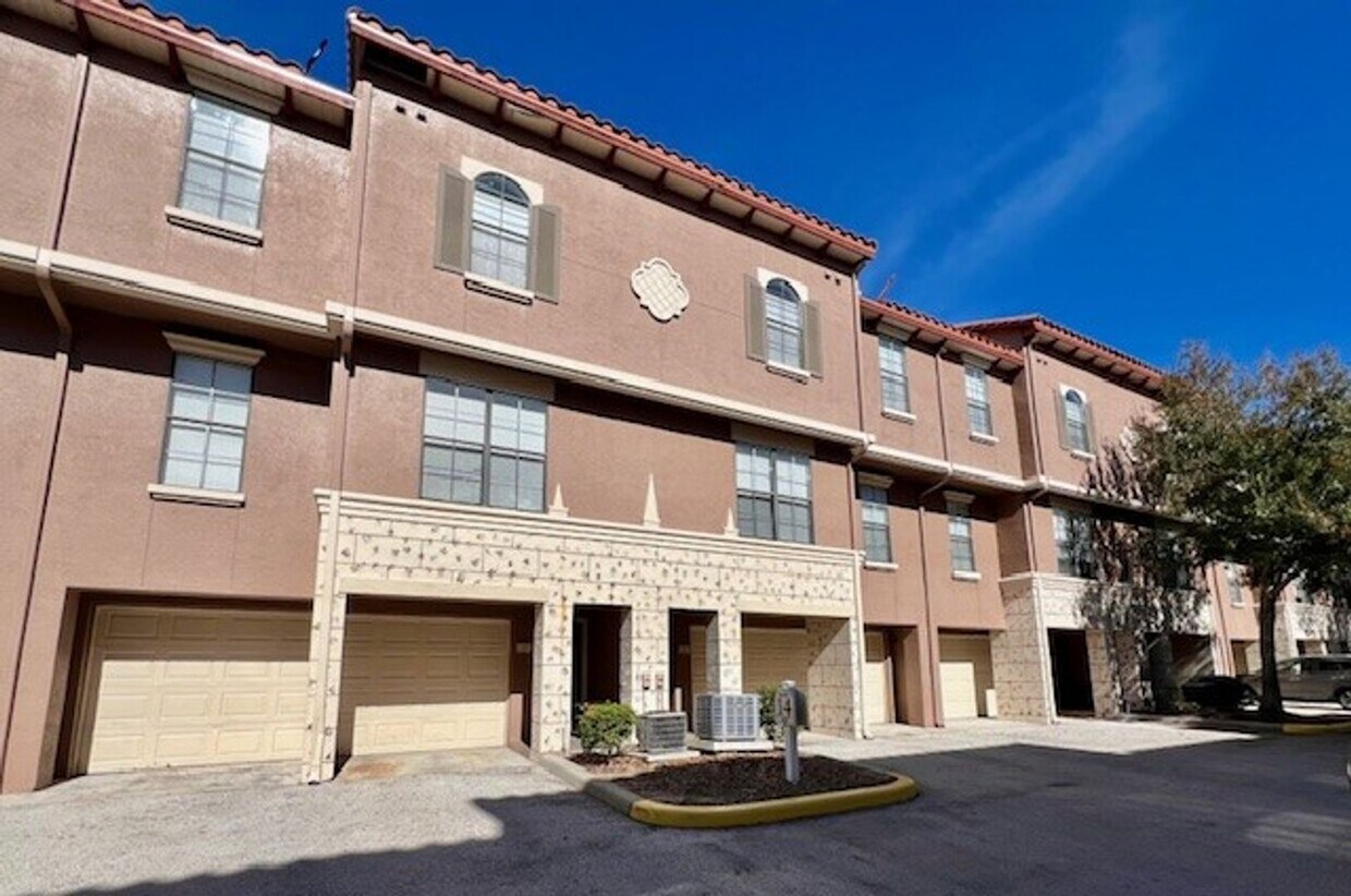 Foto principal - MOVE IN NOW! RECENTLY REMODELED- Wonderful...