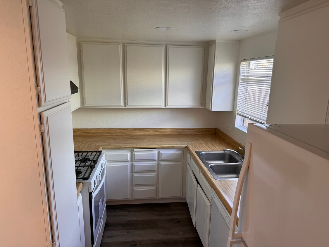Building Photo - 1422 Peach Ave