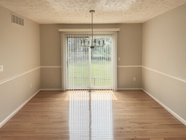 Foto del edificio - 7420 Merrimusic Cir