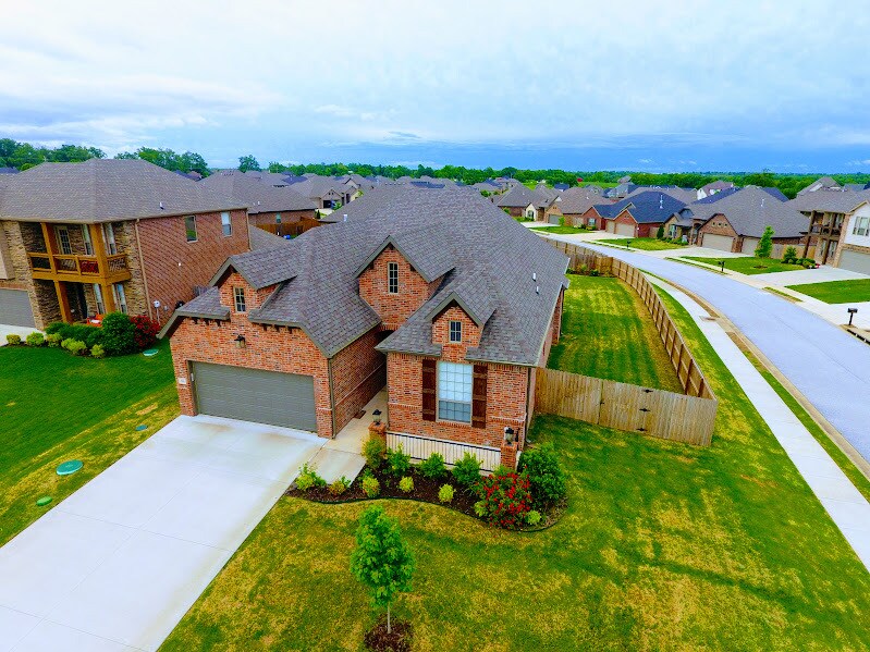 Primary Photo - 506 Red Rock Cir