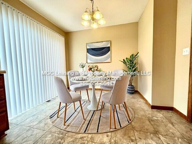 Foto del edificio - Charming Raymore Retreat with Extra Storag...